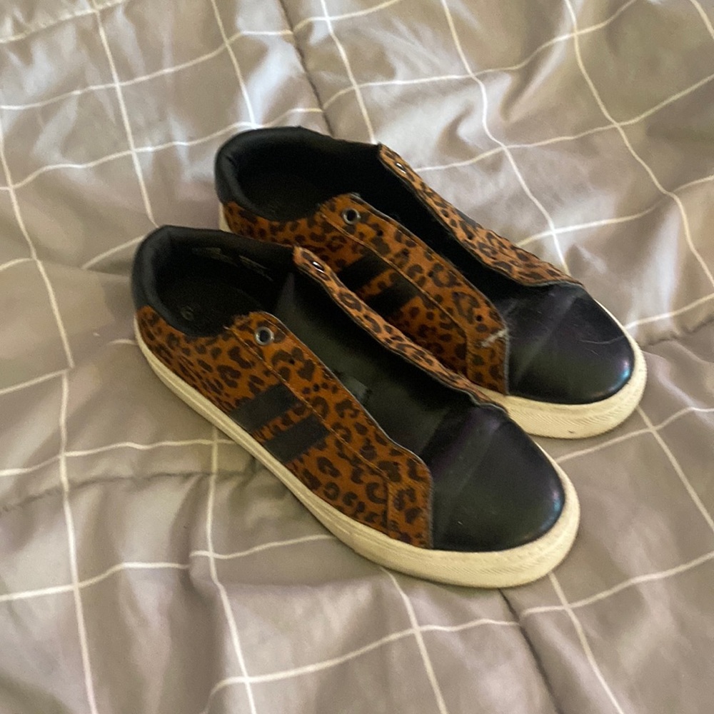 Time and thru black and Leopard print shoe